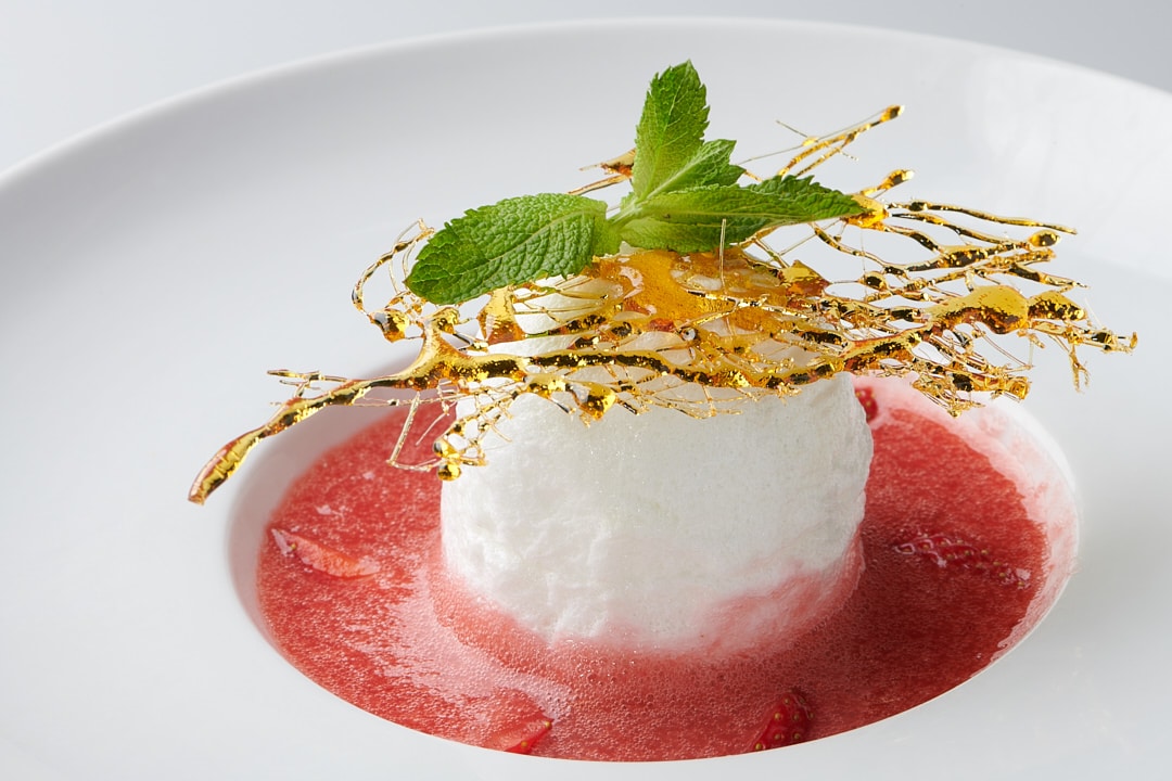 Desserts gastronomiques : île flottante basilic & son coulis de fraises