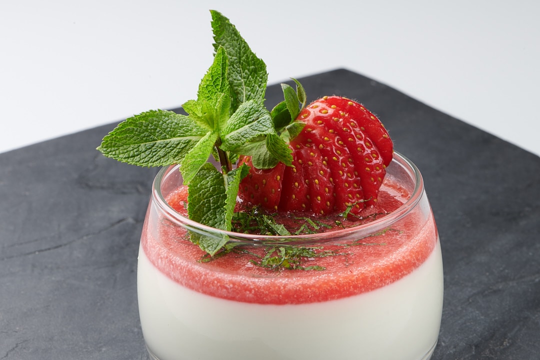 Desserts gastronomiques :pana cotta menthe & fraise